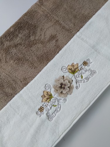 Ręcznik z mikrofibry 70x140 – dwukolorowy z ozdobnym haftem - wzór