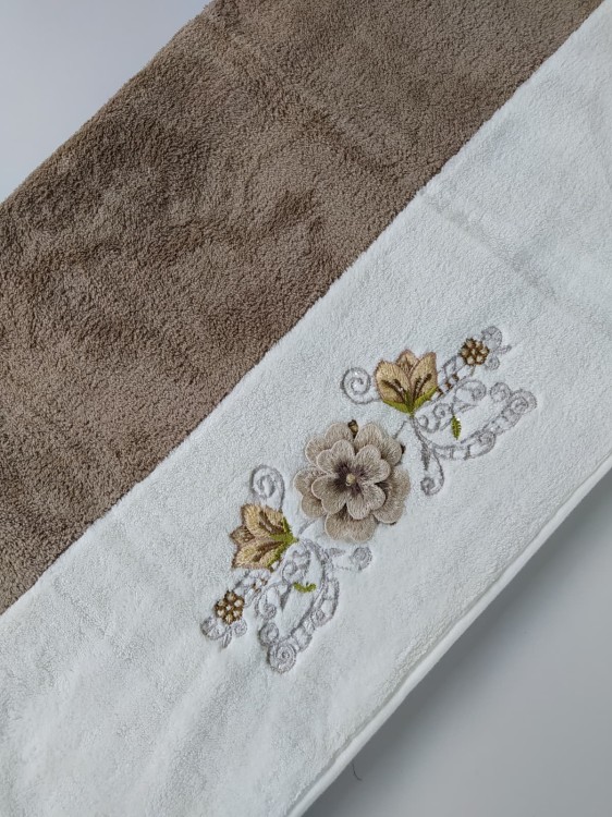 Ręcznik z mikrofibry 70x140 – dwukolorowy z ozdobnym haftem - wzór
